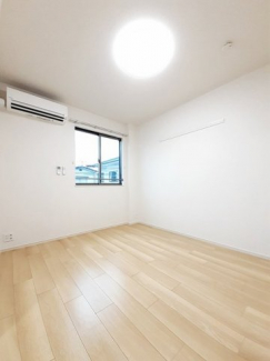 明るい色調の室内です