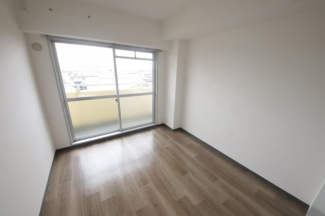 落ち着いて過ごせるお部屋なので、寝室にいかがでしょうか