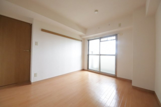 コンパクトで使いやすい洋室です