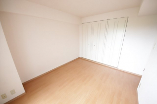 落ち着いて過ごせるお部屋なので、寝室にいかがでしょうか