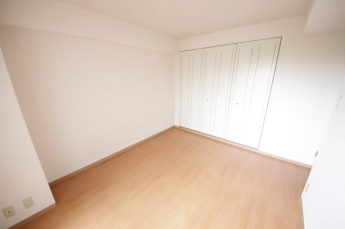 落ち着いて過ごせるお部屋なので、寝室にいかがでしょうか