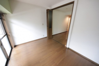 コンパクトで使いやすい洋室です