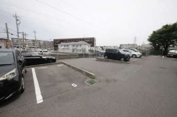 駐車場があるので、車を買う予定の方も安心です