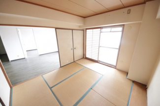 畳の上でゆっくりとくつろげる和室です