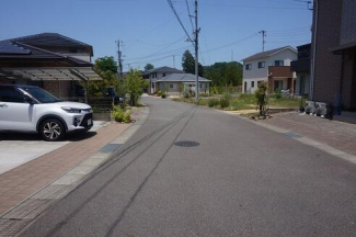 洗面台横の造作の収納棚