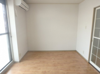 開放的な寝室です