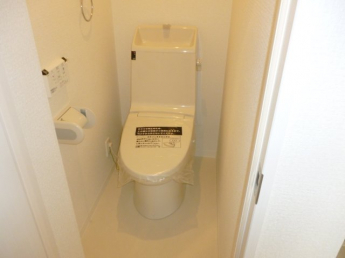 落ち着いた色調のトイレです