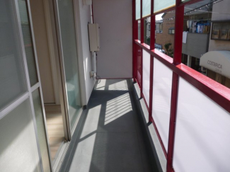 暖かな日差しのふりそそぐバルコニー