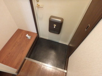 収納もある玄関です