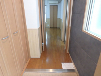 収納もある玄関です