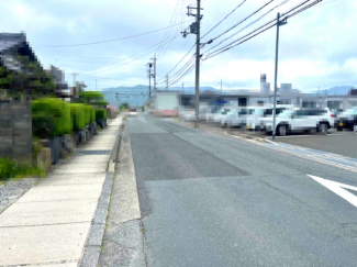 【前面道路含む現地写真】