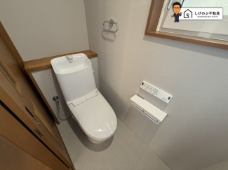 換気にも配慮した窓付きのトイレスペースとなっています。こちらは嬉しいウォシュレット機能付きです。