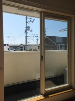 暖かな日差しのふりそそぐバルコニー