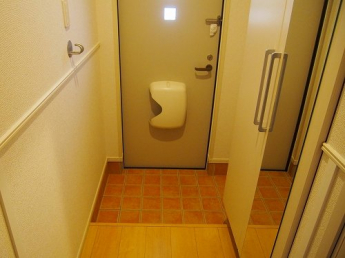 収納もある玄関です