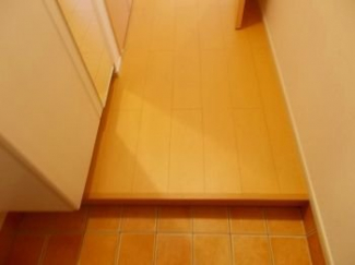収納もある玄関です