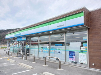 ファミリーマートまで620m