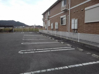 車をお持ちの方に嬉しい駐車場付きの物件です