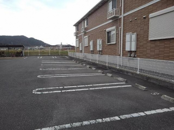 車をお持ちの方に嬉しい駐車場付きの物件です