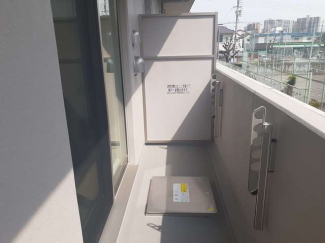 暖かな日差しのふりそそぐバルコニー