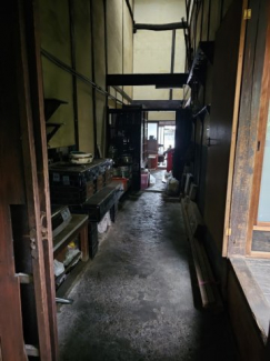 奥が玄関です。