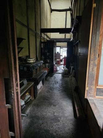 奥が玄関です。