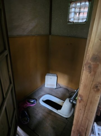 懐かしい汲取り式のおトイレです。