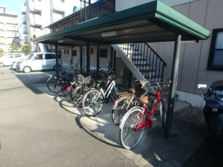 屋根付き駐輪スペースです