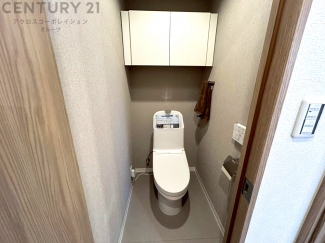 温水洗浄便座付トイレは温水洗浄機能により、暖かい水でおしりを洗浄することができ、冷たい水を使う従来の便座に比べ、温水洗浄機能で暖かいトイレを提供し、快適な使用を可能にします。
