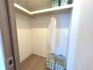 収納力が高く洋服や小物を整理しやすく、更衣室のように使え、部屋がすっきり保てます。収納の配置を自由に調整でき、換気性が良く防湿・防虫対策も可能。快適で機能的な生活空間を実現できます♪