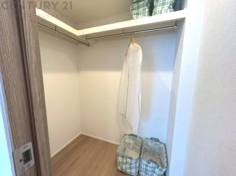 収納力が高く洋服や小物を整理しやすく、更衣室のように使え、部屋がすっきり保てます。収納の配置を自由に調整でき、換気性が良く防湿・防虫対策も可能。快適で機能的な生活空間を実現できます♪