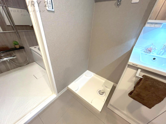 洗濯物の仕分け作業がしやすく、整理整頓が容易になります。洗濯音や湿気を他の部屋に持ち込まず、生活環境を快適に保ちます。上部を活用すれば収納スペースを確保でき洗剤や洗濯用品の整理もしやすくなります。