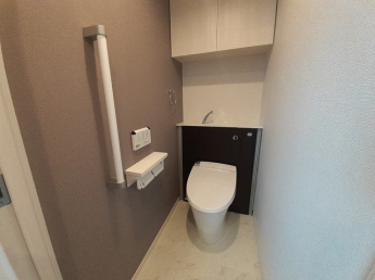 落ち着いた色調のトイレです