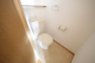 落ち着いた色調のトイレです