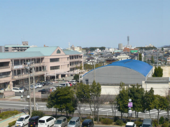 新居浜市立西中学校まで215m