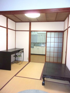 机・テーブル等は残置物