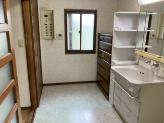 明るい洗面所です
