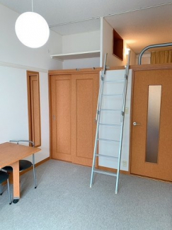 落ち着いて過ごせるお部屋なので、寝室にいかがでしょうか