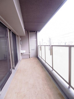 開放的で明るい空間を演出してくれるバルコニーです