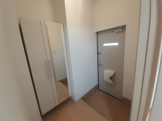収納もある玄関です