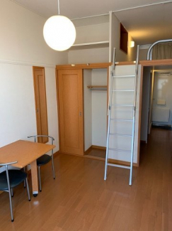 開放的な寝室です