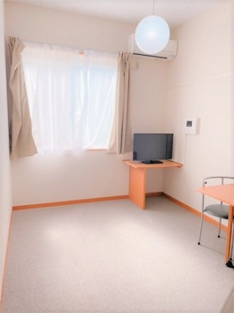 落ち着いた色調の寝室です