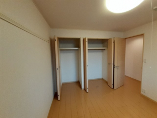 落ち着いた色調の洋室です