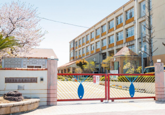 二見西小学校。１９９８年開校の小学校で、児童数は５００名超。まで700m