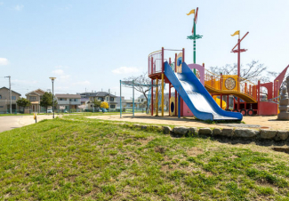 西二見駅前３丁目公園。大きな遊具のある広い公園です。まで400m