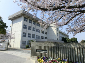 新居浜市立船木小学校まで573m