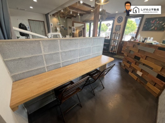 店舗部分の内装です。
お客様の待合室として使用されております。