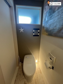 こちらは温水洗浄便座付きです。トイレは一階と二階についております。