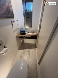 こちらは温水洗浄便座付きです。トイレは一階と二階についております。