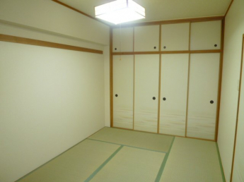 畳の上でゆっくりとくつろげる和室です