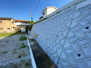 奥の水路側擁壁